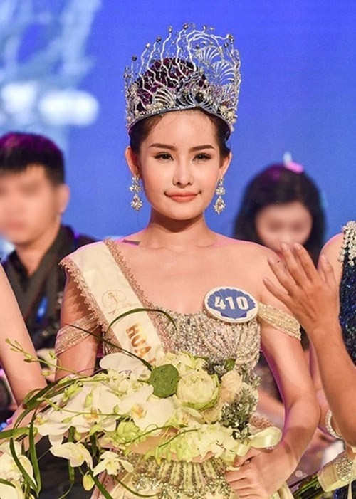 Lê Âu Ngân Anh đăng quang Hoa hậu Đại dương Vietnamnet 2017. Thời điểm giành vương miện, cô lộ những khoảnh khắc kém sắc. Đồng thời, những hình ảnh thời chưa dậy thì của Ngân Anh bị dân mạng khui lại khiến nhan sắc của cô bị chê bai thậm tệ. Người đẹp còn vướng ồn ào từng sửa mũi. Vì loạt scandal, cô bị dân mạng đòi tước vương miện. Ảnh: Dân Việt.