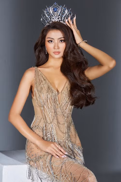 Khi đăng quang Hoa hậu Hoàn vũ Việt Nam 2023 - Miss Cosmo Vietnam 2023, Bùi Thị Xuân Hạnh bị lập nhiều nhóm anti. Nhiều người cho rằng chiến thắng của Xuân Hạnh thiếu thuyết phục bởi cô mờ nhạt trong top 5. Câu trả lời ứng xử của Xuân Hạnh bị đánh giá không xuất sắc bằng Á hậu Hoàng Thị Nhung. Ảnh: FB Xuân Hạnh.