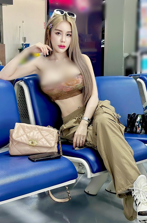 Hot girl xinh đẹp mặc hở hang trong quán ăn, tại sân bay.