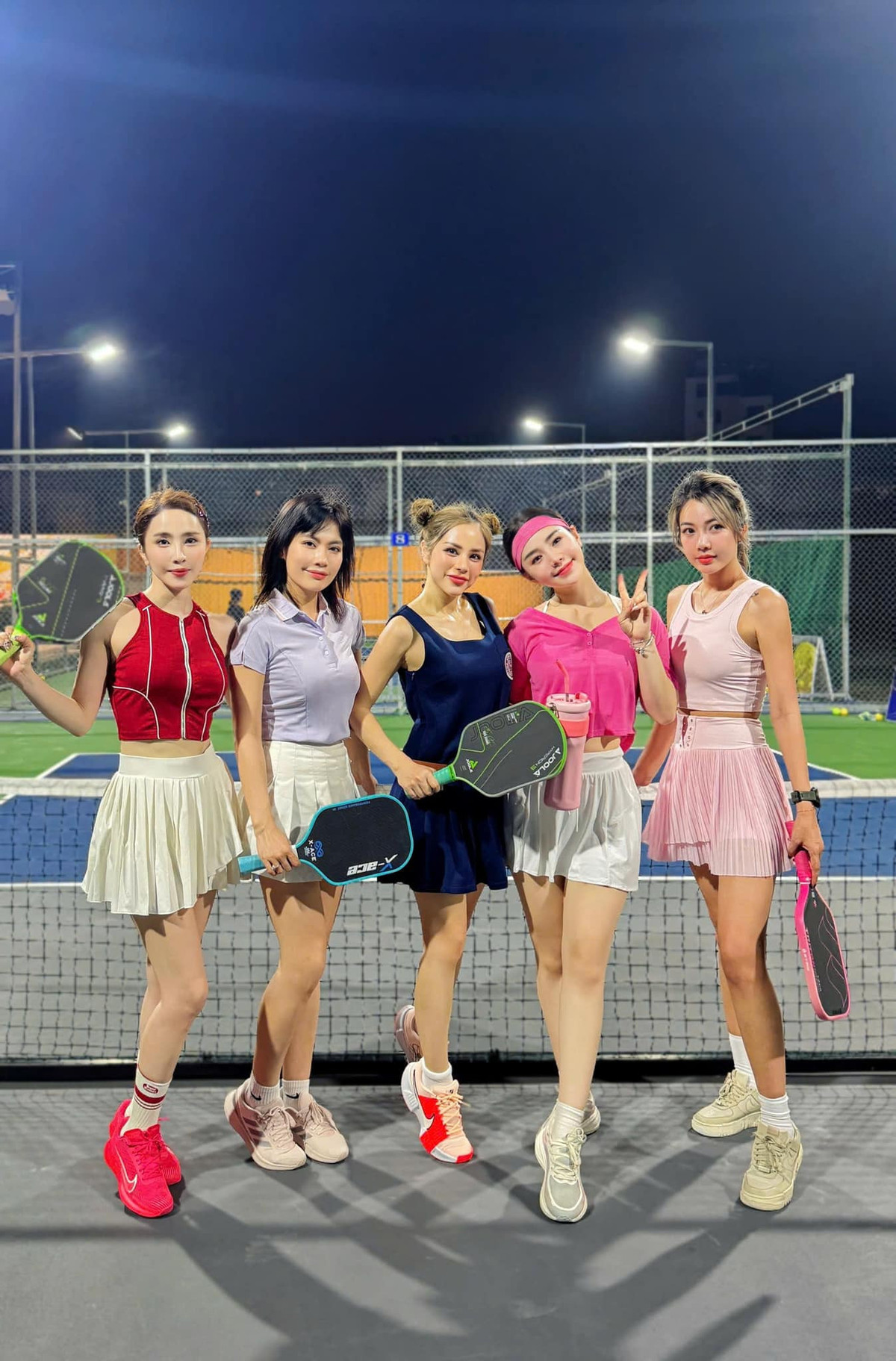 Quỳnh Nga, Quỳnh Kool mặc đồ ngủ đi tập pickleball Quynh Nga, Quynh Kool mac do ngu di tap pickleball