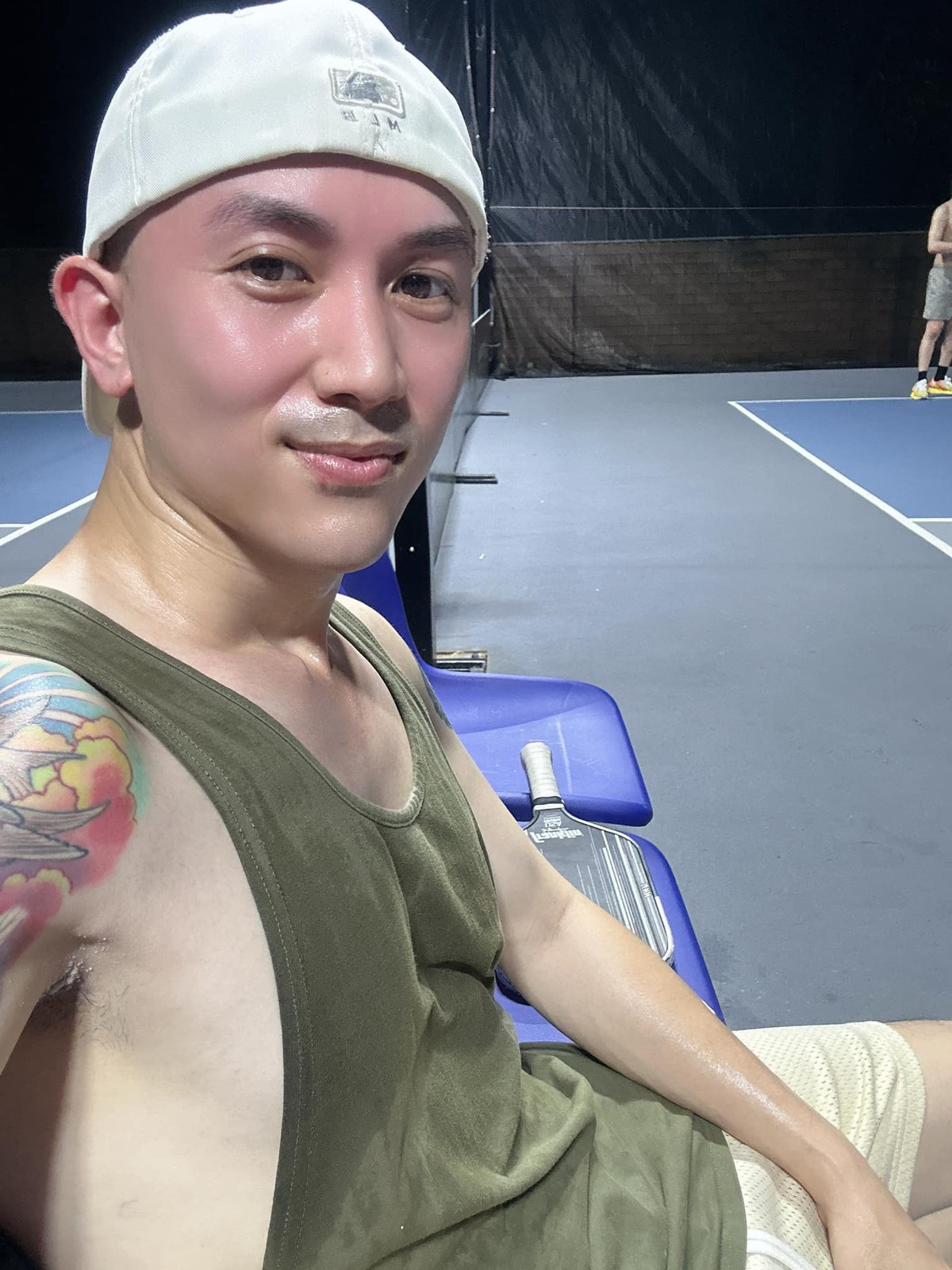 Diễn viên Anh Vũ đỏ mặt, toát mồ hôi toàn thân sau một trận pickleball. Môn thể thao mới vẫn đang thu hút nhiều người chơi. Họ không chỉ có thể rèn luyện sức khỏe mà còn khoe được vóc dáng và gu thẩm mỹ thời trang trên sân.