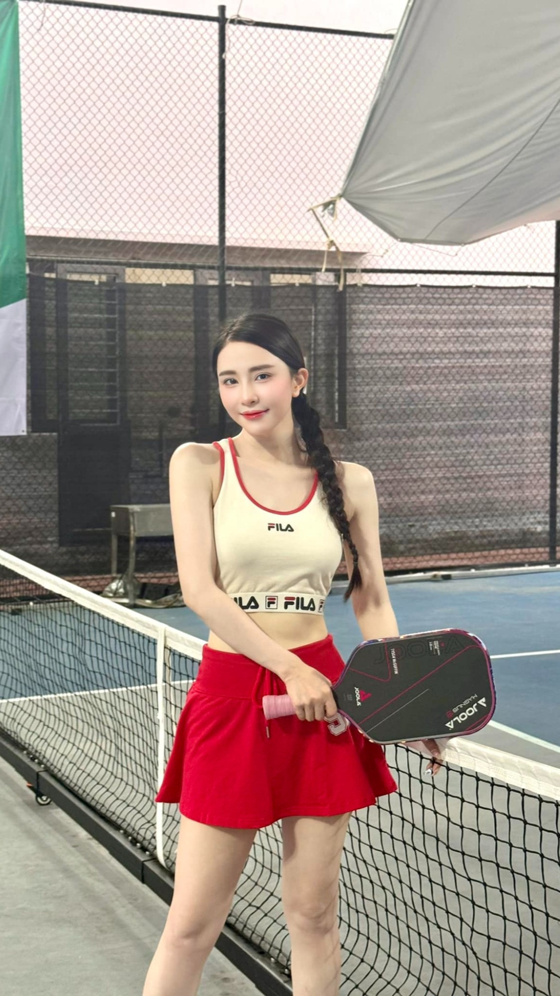 Diễn viên Quỳnh Nga là một trong những cái tên nổi bật khi đua trend chơi pickleball. Là người yêu thích luyện tập thể thao, giữ dáng, Quỳnh Nga luôn chọn những bộ đồ nổi bật, khoe eo thon, chân dài trên sân. Tuy nhiên, một số ý kiến cho rằng, cô ra sân chơi thì ít mà "làm màu là chủ yếu".