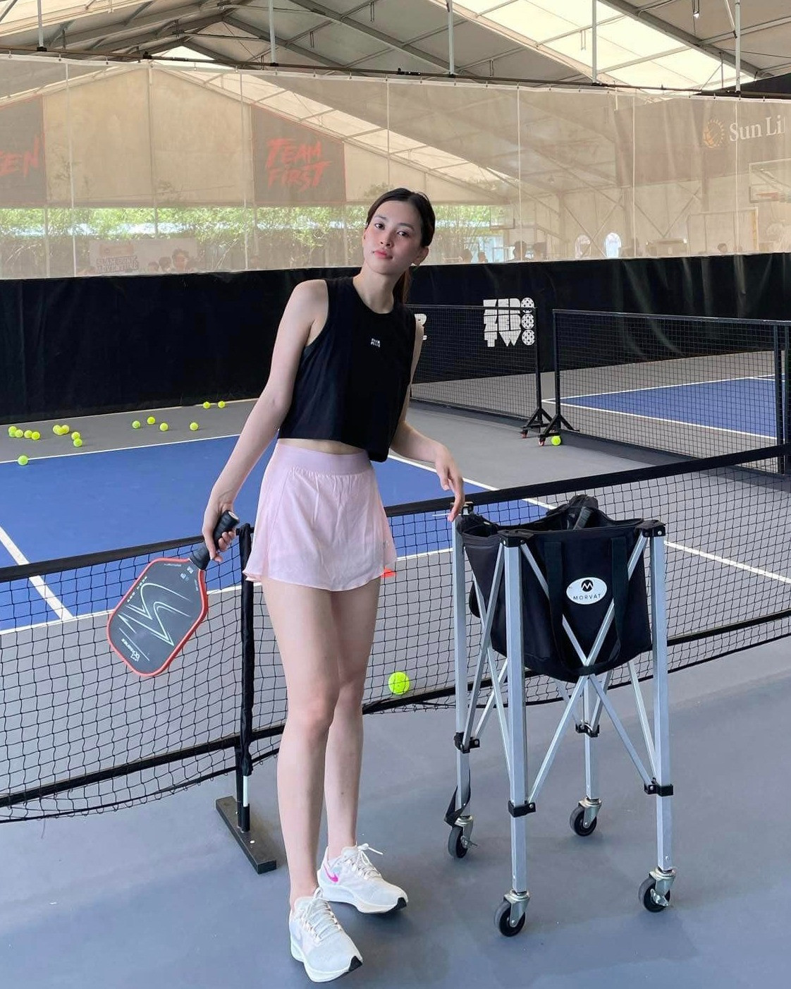 Hoa hậu Tiểu Vy chọn váy ngắn và áo thun khi ra sân chơi pickleball.