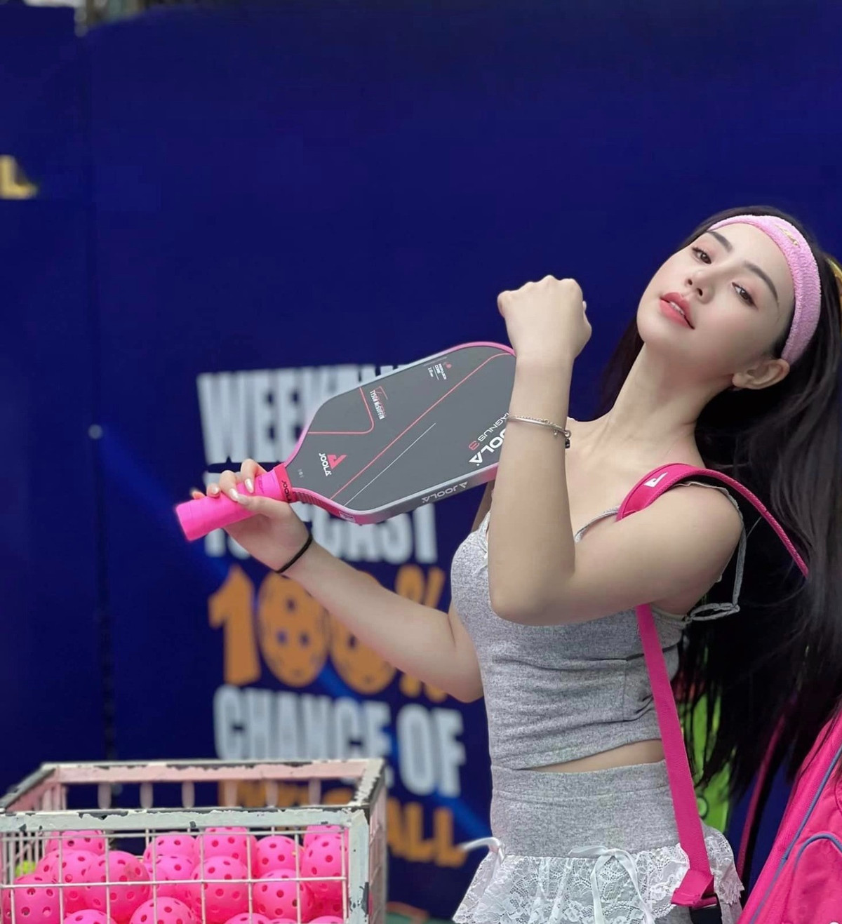 Quỳnh Kool check-in trên sân tập, khoe vẻ xinh đẹp, ngọt ngào.