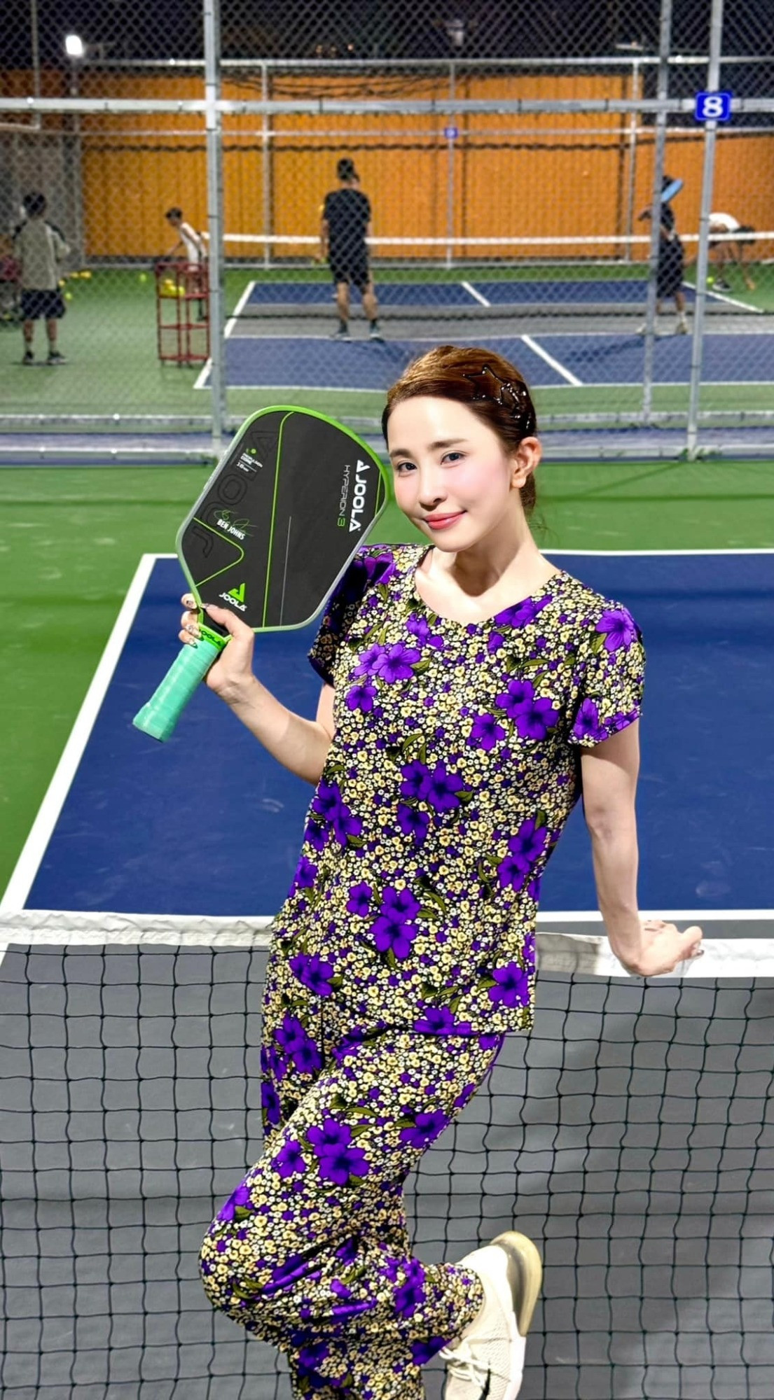 Trên trang cá nhân, Quỳnh Nga viết: "Thời trang ra sân sau một ngày bão mạng. Đi pickleball thế này ổn không mọi người? Tím mộng mơ hoa nhí".