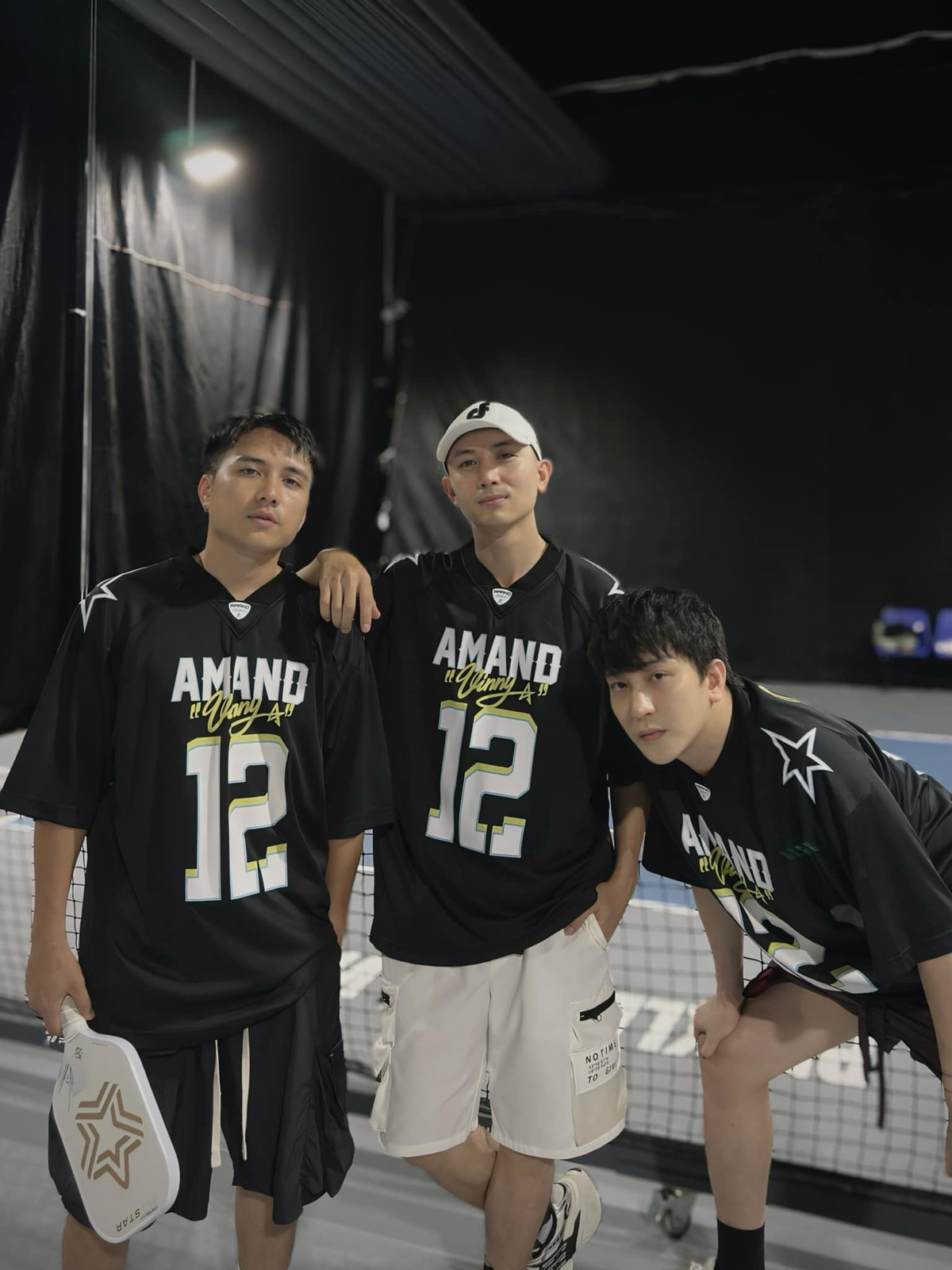 Diễn viên Mạnh Quân, Anh Vũ, B Trần cũng không đứng ngoài trend chơi pickleball thời gian gần đây. Chơi môn này giúp họ toát mồ hôi nhanh, rèn luyện sức khỏe tốt.