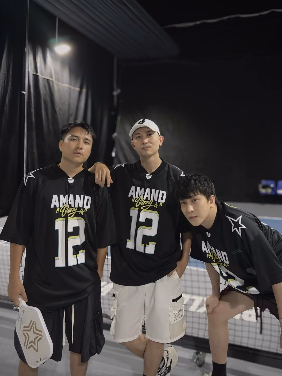 Diễn viên Mạnh Quân, Anh Vũ, B Trần cũng không đứng ngoài trend chơi pickleball thời gian gần đây. Chơi môn này giúp họ toát mồ hôi nhanh, rèn luyện sức khỏe tốt.