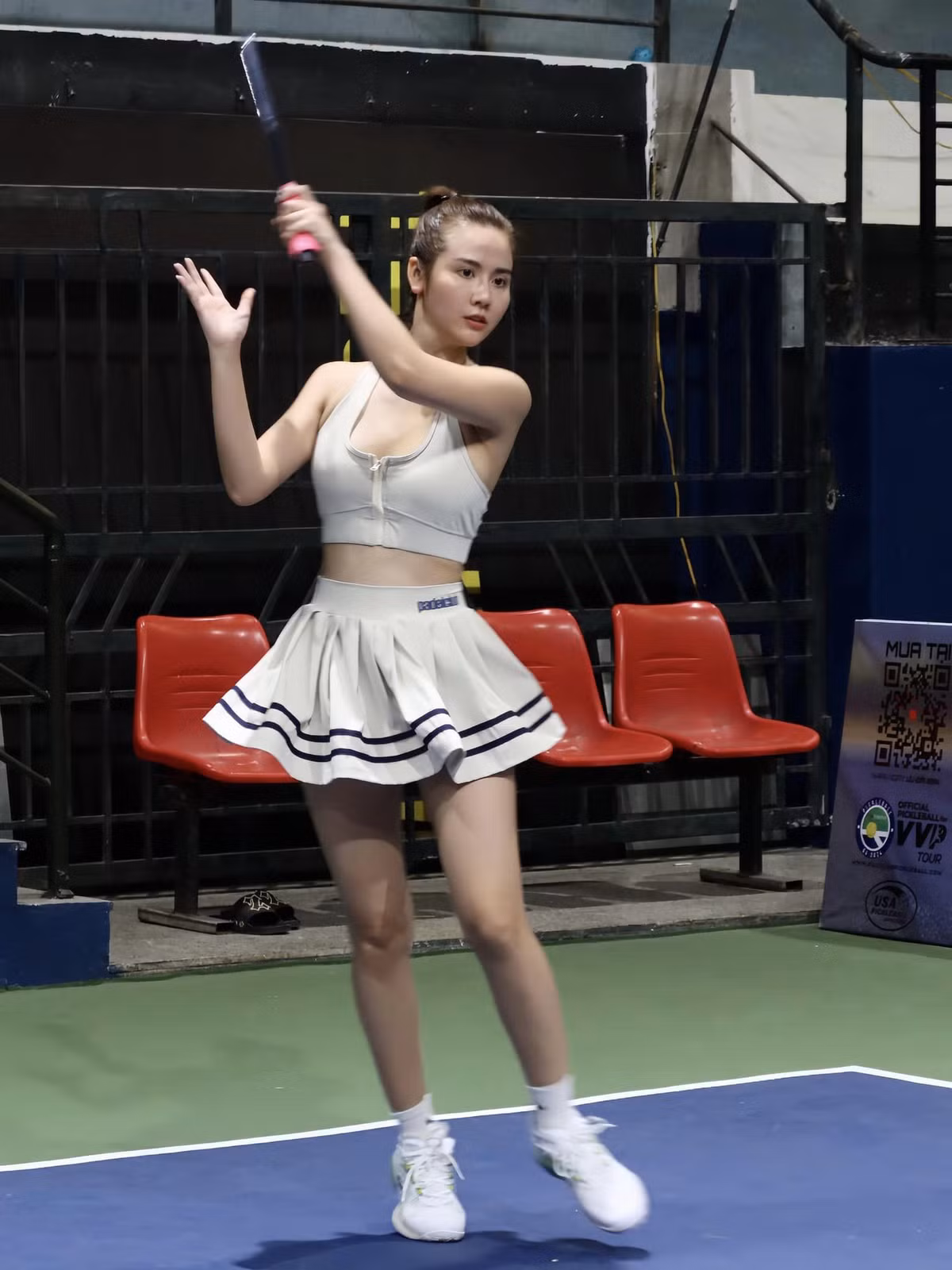 Huyền Lizzie cũng đam mê pickleball được một thời gian ngắn. Cô rất chăm chỉ và chú tâm luyện tập môn thể thao mới nổi ở Việt Nam này.