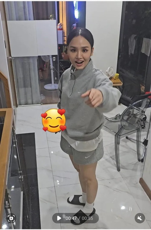 Sau khi Miu Lê phủ nhận mang thai, nhạc sĩ Only C đăng ảnh đời thường của đàn em và hài hước viết: "Con bé đợt này vui vẻ nên mập mạp mà ai đồn nó có bầu ác vậy. Không thể tin được. Đây mới là hình chuẩn không hề photoshop này". Ảnh: FB Only C.