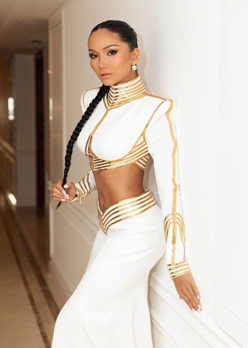 Tháng 10/2019, vì bất ngờ tuyên bố không thể đồng hành cùng Hoa hậu Hoàn vũ Việt Nam 2019, H’hen Niê vướng tin đồn mang bầu. Nhiều khán giả đặt nghi vấn người đẹp mang thai nên phải về quê nghỉ ngơi. H’hen Niê nhanh chóng thanh minh, sức khỏe của cô không tốt do việc ăn uống, ngủ nghỉ không điều độ vì quá bận rộn. Để lấy lại năng lượng, H’hen Niê về quê. Ảnh: FB H’hen Niê.