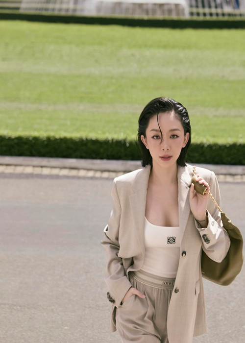 Cách đây không lâu, ca sĩ Tóc Tiên lên tiếng về tin đồn vắng bóng showbiz Việt vì mang bầu. "Xin cảm ơn khán giả yêu thương đã quan tâm và nhớ tới tôi. Nhưng tôi khủng hoảng tuổi 30 chứ không có gì đâu", Tóc Tiên bày tỏ. Ảnh: FB Tóc Tiên.