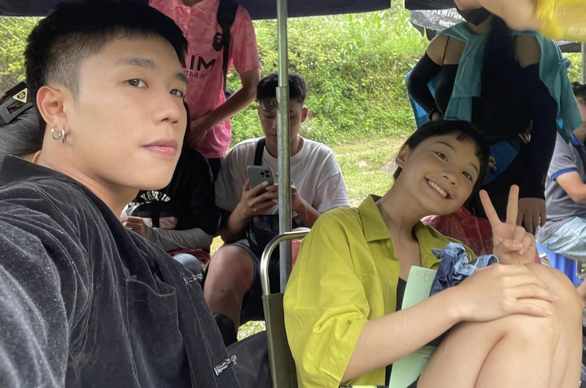 Thu Hà Ceri và Long Vũ có nhiều bức ảnh selfie cùng nhau trên bối cảnh. Dù làm phim trong những ngày mưa ở vùng núi nhưng hai diễn viên vẫn tràn đầy năng lượng.