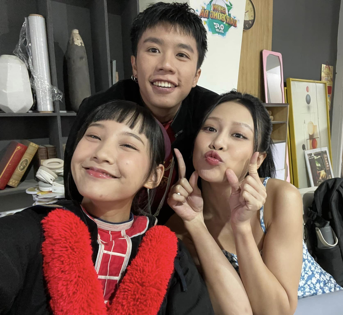 Cặp đôi vui vẻ chụp hình với diễn viên Quỳnh Châu (vai Dất). Trên phim, Dất thích Chải và tìm cách hại Pu nhằm chiếm được tình cảm của thiếu gia giàu nhất bản. Dất bị Chải dằn mặt vì cố tình chơi xấu Pu.