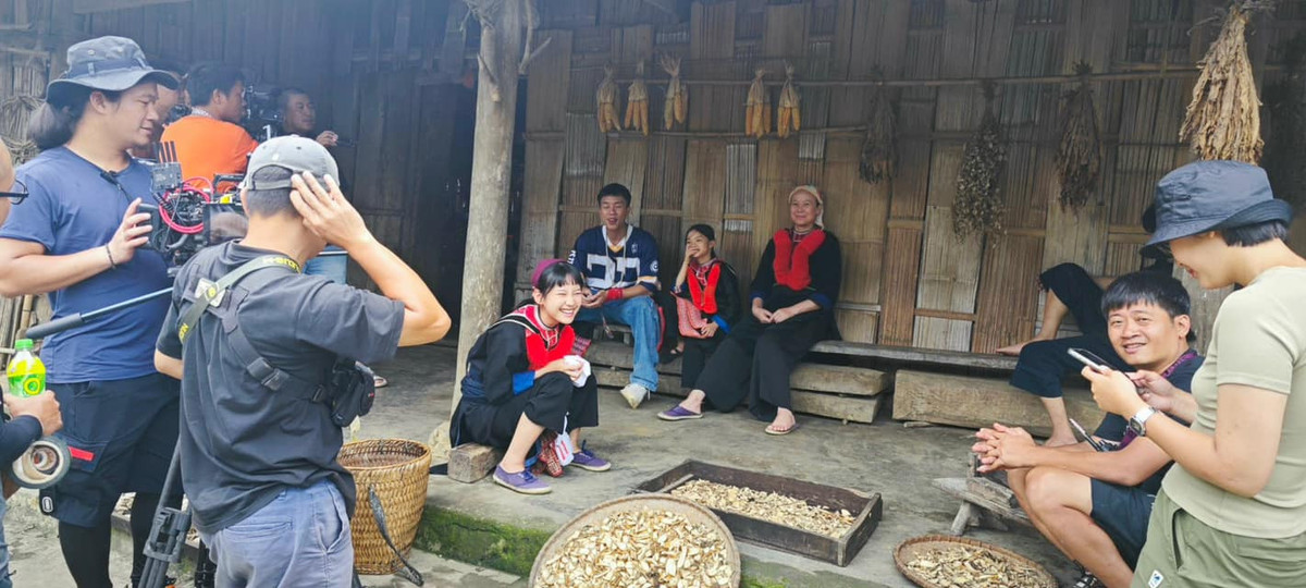 Gần như ở bối cảnh nào cũng có sự xuất hiện của Thu Hà Ceri và Long Vũ. Cô gái người Tày luôn tươi cười dù làm phim cực vất vả.