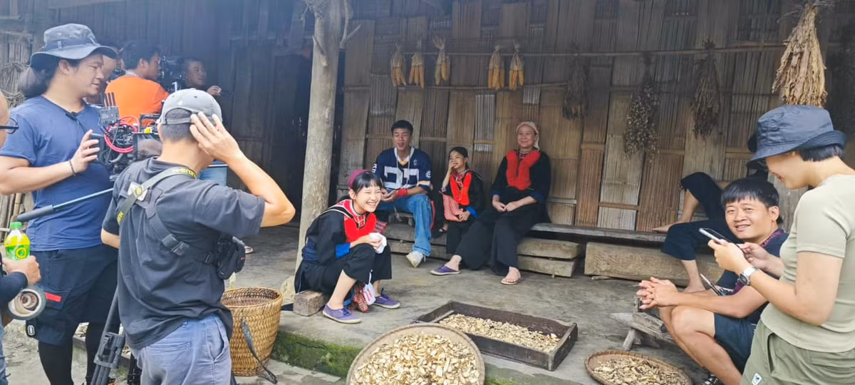 Gần như ở bối cảnh nào cũng có sự xuất hiện của Thu Hà Ceri và Long Vũ. Cô gái người Tày luôn tươi cười dù làm phim cực vất vả.