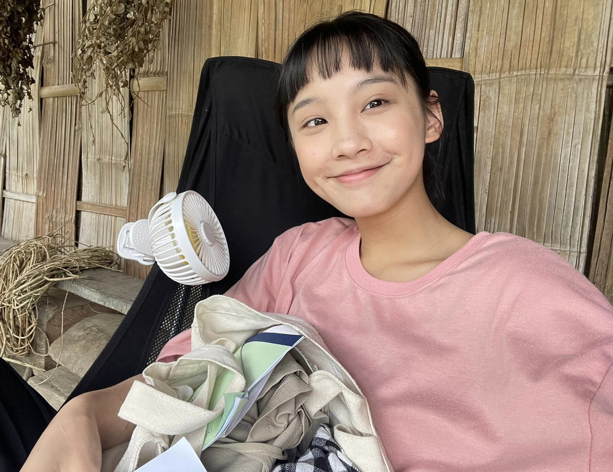 Còn Thu Hà Ceri vẫn giữ nguyên phong cách giản dị ở hậu trường. Nữ diễn viên rất chăm chỉ đăng ảnh phim và tương tác với khán giả trên trang cá nhân.