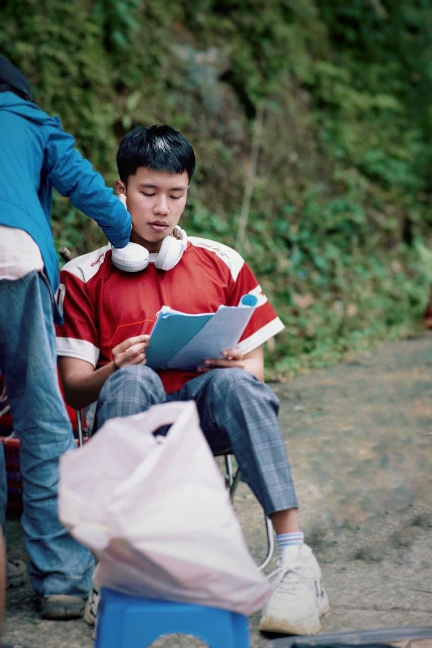 Tuy nhiên, Long Vũ cũng sở hữu lượng fan đông đảo không kém "bạn gái màn ảnh" nhờ phong cách thiếu gia cực ngầu. Ở hậu trường, nam diễn viên "hiện nguyên hình" là trai phố sành điệu khi ngồi đọc kịch bản.