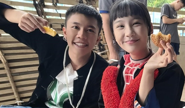 Hot girl người Tày sinh năm 2002 và con trai sinh năm 2001 của Vân Dung luôn thân thiết và chăm chỉ tương tác ở hậu trường.