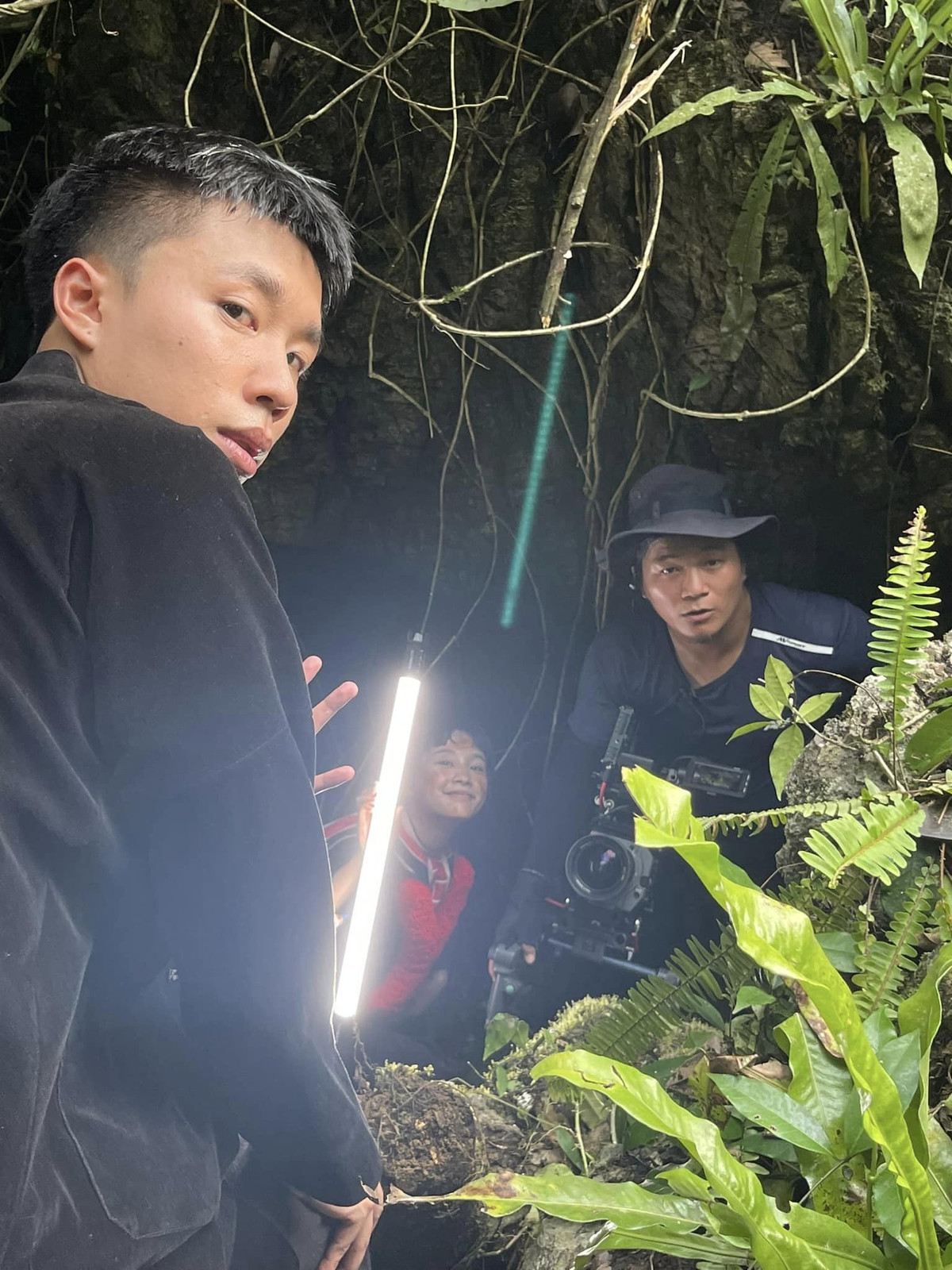 Sự ăn ý của cặp đôi chính trên phim khiến khán giả tin Chải và Pu yêu nhau thật. Hai diễn viên dù vất vả suốt những ngày ở Cao Bằng nhưng vẫn vô cùng dễ thương trong các bức ảnh hậu trường.