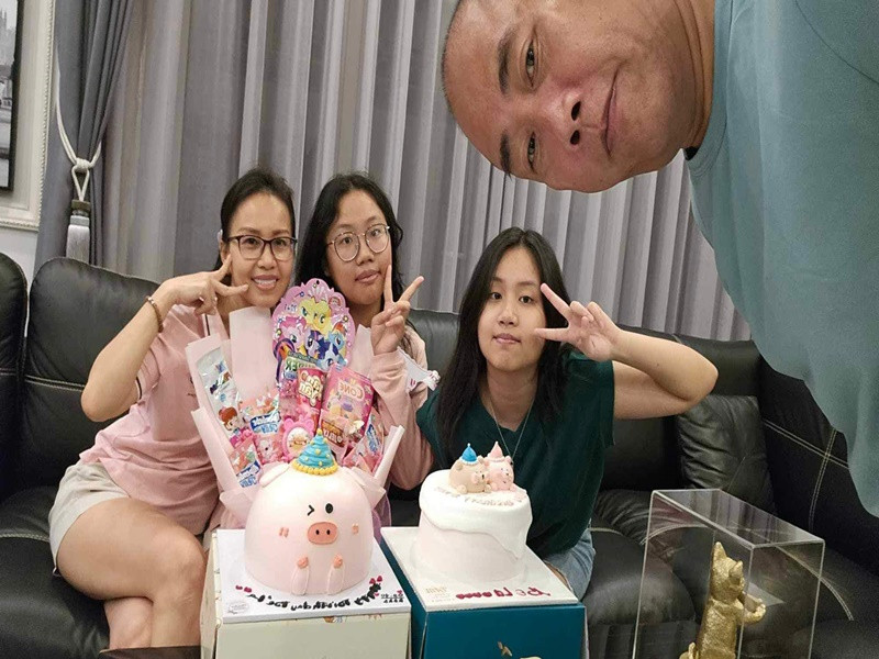 Hai con gái của Cẩm Ly - Minh Vy tên Cẩm Uyên và Cẩm Anh. Nữ ca sĩ luôn cảm thấy các con còn nhỏ nên muốn bao bọc cả hai dù Cẩm Uyên, Cẩm Anh đều đã lớn. Ảnh: FB Cẩm Ly.