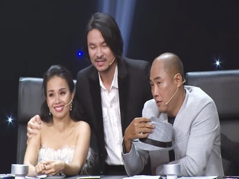 Khi cùng Cẩm Ly đi quay chương trình Tuyệt đỉnh song ca 2022, nhạc sĩ Minh Vy gây chú ý khi chia sẻ: "Bà xã bệnh, tôi nói: Chừng nào bà xã tôi về tới nhà khỏe, tôi cạo đầu". Ảnh: Người Đưa Tin.