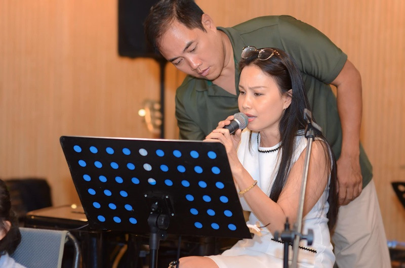 Nhạc sĩ Minh Vy yêu thương, chiều chuộng Cẩm Ly. Ảnh: FB Cẩm Ly.