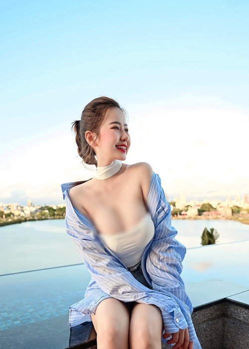 Phong cách thời trang của Hạ Quân Đình khá đa dạng.