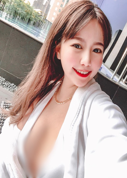 Hạ Quân Đình hiểu rõ lợi thế vòng một nảy nở bởi vậy cô nàng chuộng váy áo trễ nải, xẻ ngực sâu.