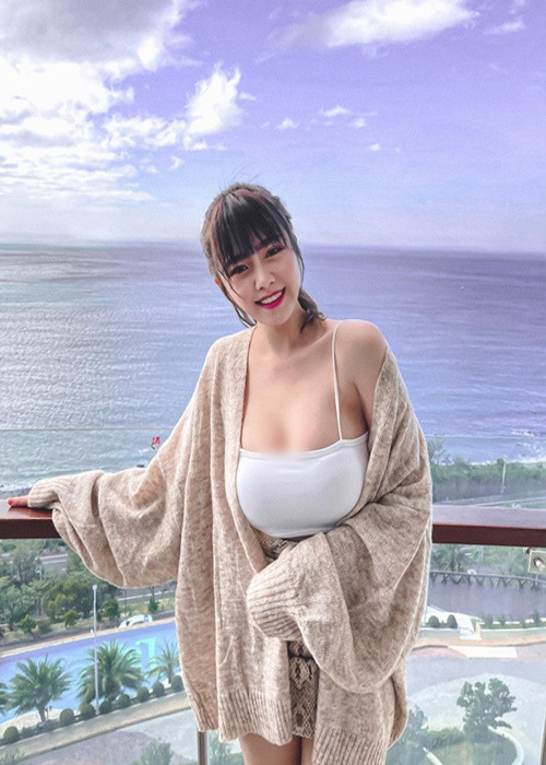 Hot girl xinh đẹp luôn nổi bật nhờ đường cong hình thể.