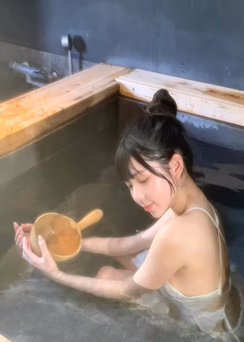 Đăng ảnh táo bạo, hot girl Đài Loan khiến fan choáng váng.