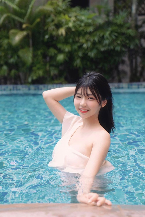 Hứa Duyệt ngày càng mặc gợi cảm sau khi được biết đến là hoa khôi học đường thời điểm học cấp 3.