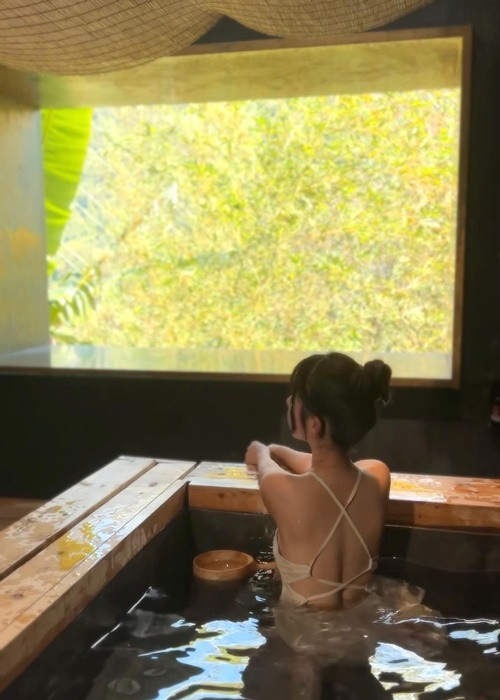 Lần này nhiều fan cảm thấy cô nàng đang muốn rũ bỏ hình ảnh ngọt ngào để chuyển hướng sang hình ảnh nóng bỏng.