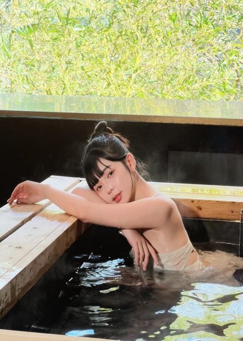 Cô nàng mặc trang phục mỏng tang khi tắm bồn.