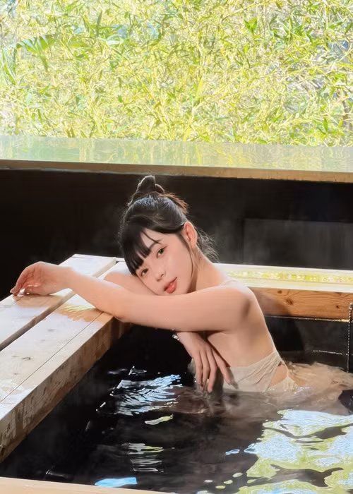 Cô nàng mặc trang phục mỏng tang khi tắm bồn.