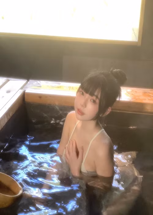 Mới đây, loạt ảnh tắm bồn của hot girl Hứa Duyệt gây xôn xao.