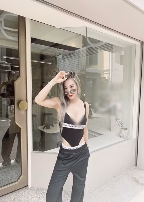 Triệu Bội Nhi mặc gợi cảm quá đà khiến người nhìn đỏ mặt.