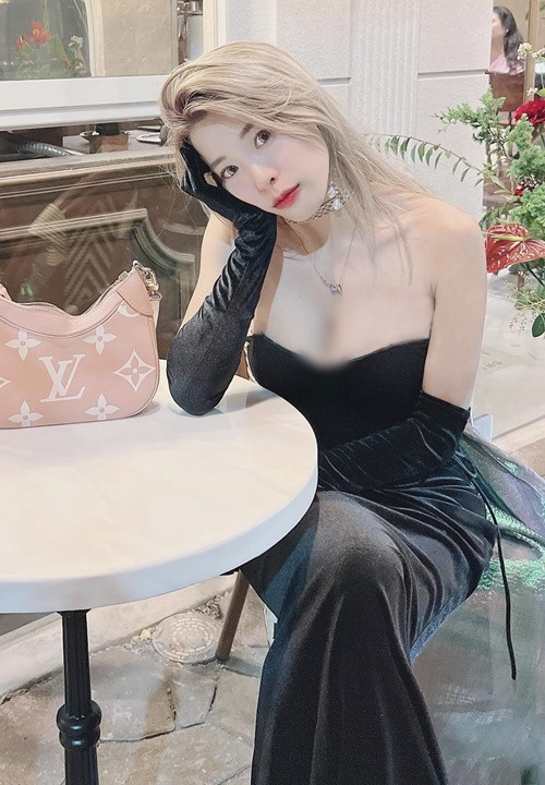 Hot girl người Đài Loan đang là chủ của một cửa hàng quần áo cũ.