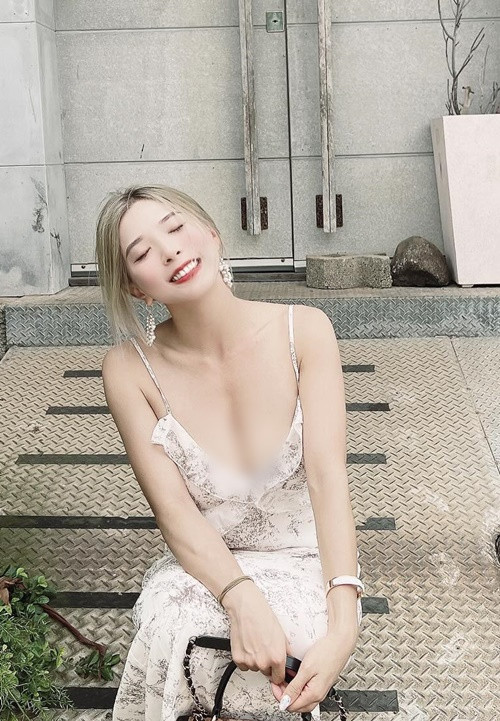 Hot girl siêu vòng một mặc trễ nải mọi lúc mọi nơi.