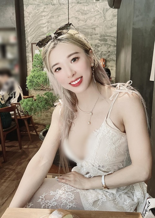 Cô nàng khoe trọn vóc dáng trong các mẫu váy áo xẻ ngực sâu.