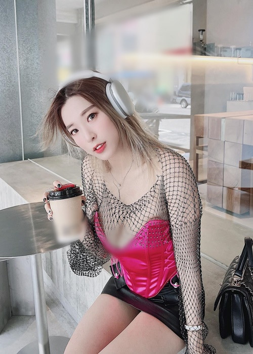 Cô nàng khoe vòng một "khủng" sau lớp áo lưới.