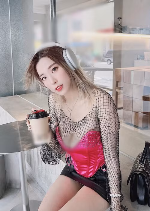 Cô nàng khoe vòng một "khủng" sau lớp áo lưới.