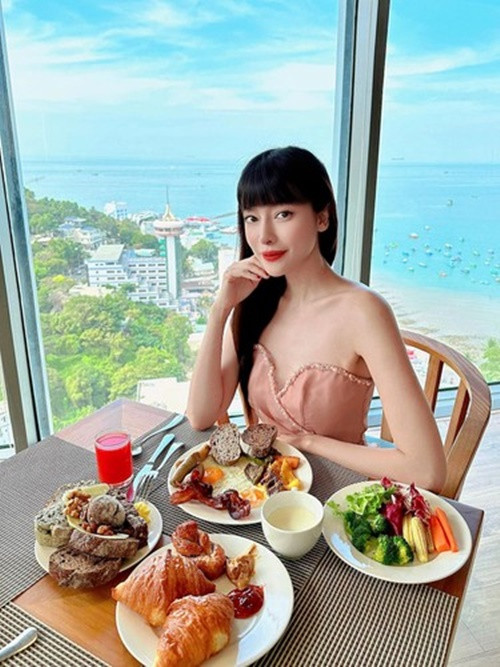 Tháng 3/2023, Cao Thái Hà gầy guộc, hốc hác. Cô chia sẻ, công việc quá bận rộn khiến cô không có thời gian tập luyện đều đặn để duy trì vóc dáng. Ngoài ra, Cao Thái Hà cho biết, cô "ăn mãi mà không lên cân nổi". Ảnh: FB Cao Thái Hà.