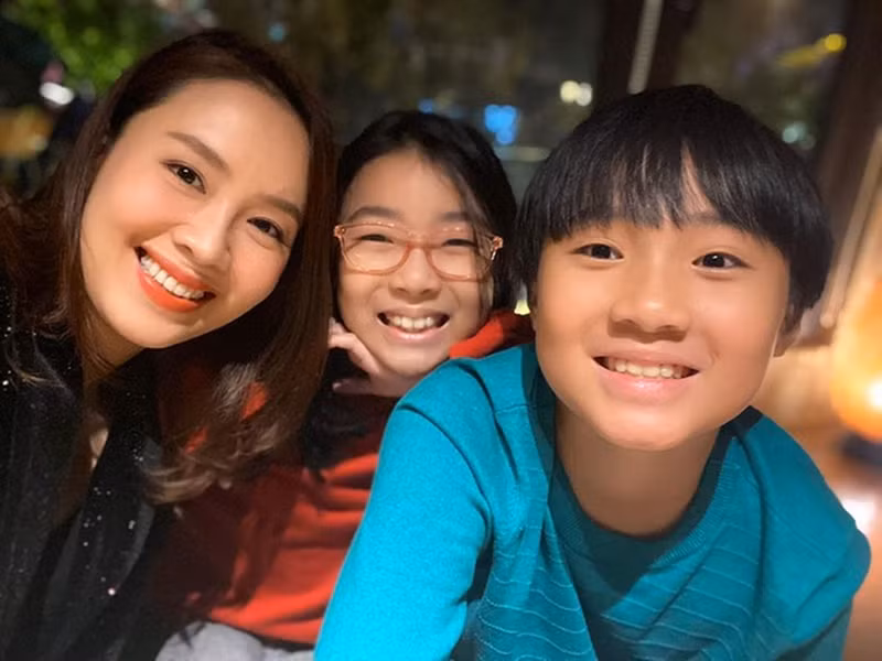 Tuy giữ kín chồng, Hồng Diễm lại thường xuyên đăng tải hình ảnh các con trên trang cá nhân. Con trai Hồng Diễm từ lâu đã biết công việc diễn xuất của mẹ nên không thắc mắc mỗi khi xem phim.