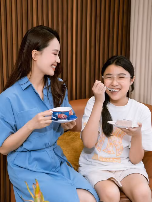 Con gái Hồng Diễm tên Thuỳ Linh, thích học vẽ, nấu ăn, bóng rổ. Hồng Diễm từng bị con gái "tố" về tài nấu nướng. Bé Thùy Linh cho hay: "Trước cả bố và mẹ đều nấu cơm nhưng mẹ hay làm thịt rang cháy cạnh cho nhanh. Mẹ toàn nấu thế nên con thấy ngán".