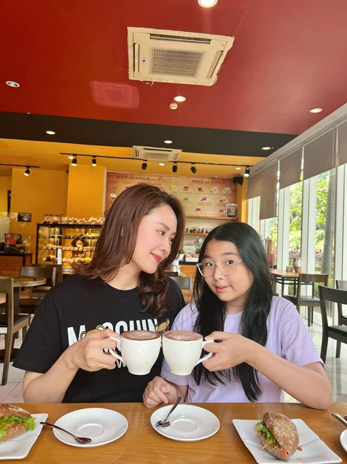 Con gái Hồng Diễm cùng mẹ đóng không ít quảng cáo cho nhãn hàng.