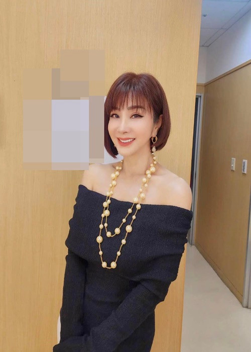 Nữ diễn viên chọn trang phục gợi cảm vừa đủ khi xuất hiện tại các sự kiện giải trí, tham gia các gameshow.