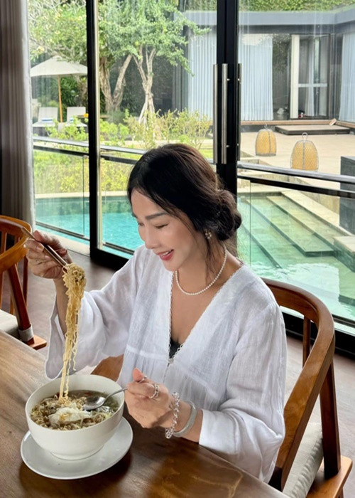 Theo Dân Việt, cô sở hữu nhiều bất động sản có giá trị lớn ở Đài Loan.