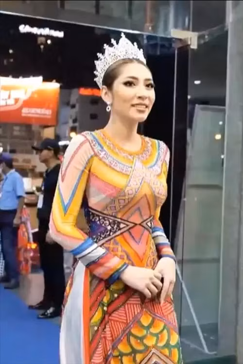 Về chiếc vương miện Hoa hậu Đại dương, Đặng Thùy Trang cho biết sau khi kết thúc nhiệm kỳ, Đặng Thu Thảo đã gửi lại ban tổ chức để phục vụ công tác từ thiện về đại dương và biển đảo. Phía ban tổ chức sau đó đã trao cho Đặng Thu Thảo vương miện phiên bản để tham gia các sự kiện, đồng hành cùng cuộc thi. Ảnh: Vietnamnet.