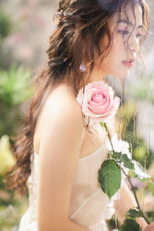 Hoàng Thùy Linh có đường tình khá lận đận. Cô từng yêu một người đàn ông tên Quân. Người này hơn Hoàng Thùy Linh 20 tuổi, có chỗ đứng cho xã hội và luôn chăm lo cho cô. Ảnh: FB Hoàng Thùy Linh.