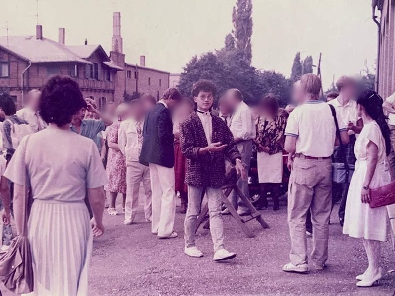 Ông Nguyễn Đức nổi bật nhờ vẻ sành điệu bên những người nước ngoài.